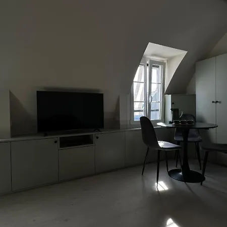 Renove Avec Vue Sur Les Toits De 7e Arrondissement Apartment